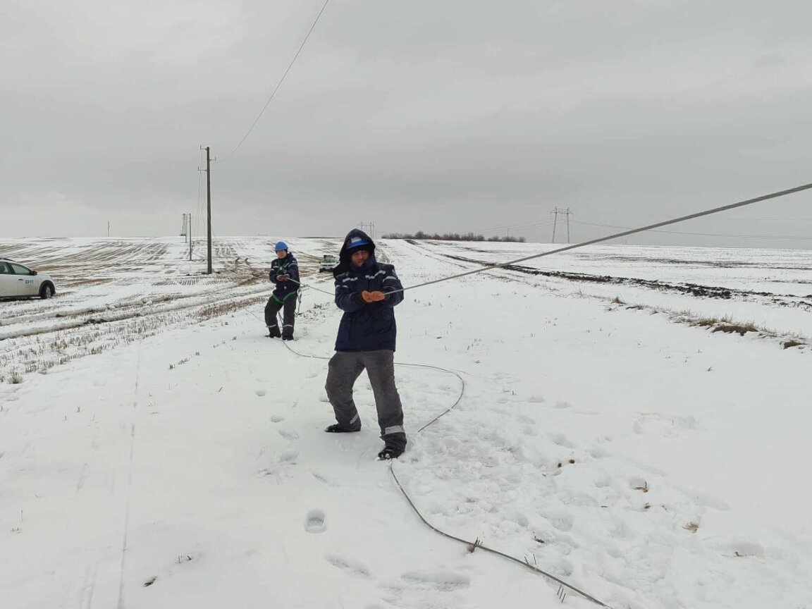 Третий день ряд поселков страны остаются без электричества