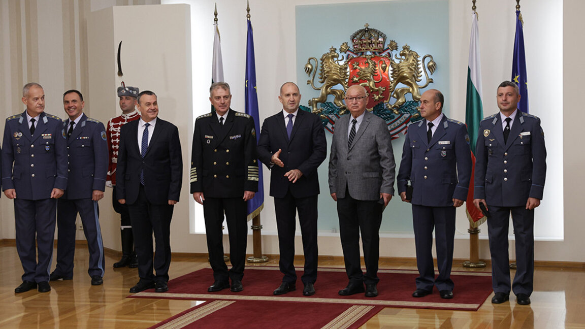 Președintele Rumen Radev acordă distincții trei ofițeri ai Forțelor Aeriene