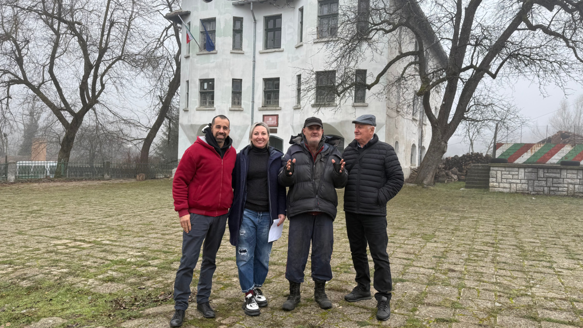 В село Салаш, заедно с кмета Георги Никитов, доброволец от Амбулаторията за здравни грижи "Генади Дикински" и един от подкрепените в кампанията
