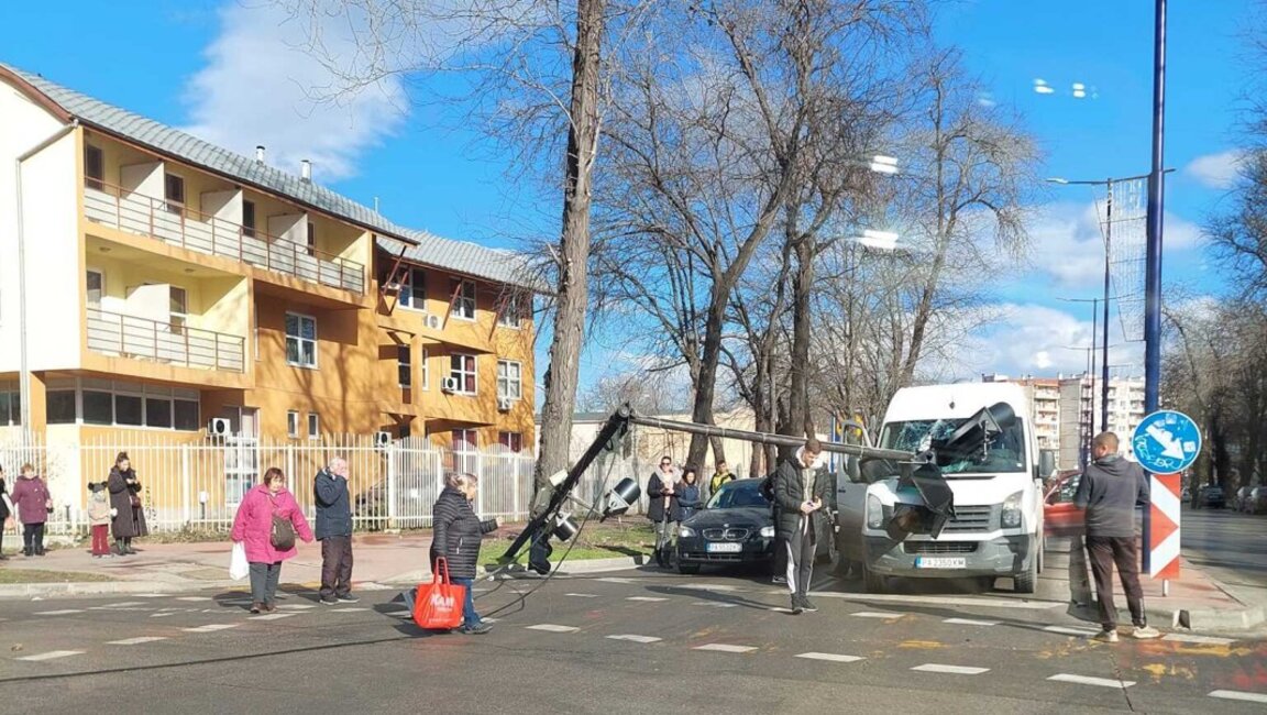 Заради силния вятър: Светофар падна върху микробус в Пазарджик