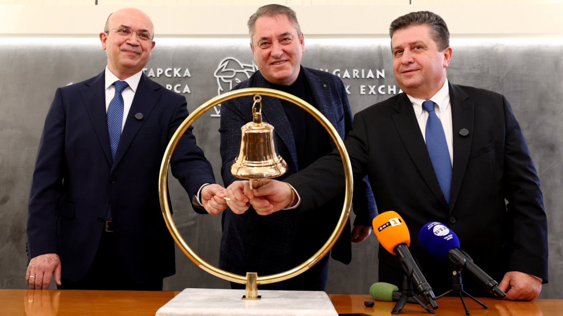 Официална церемония по отбелязване на първата търговска сесия в евро на капиталовия пазар се провежда в сградата на Българската фондова борса. На снимката - изпълнителният директор на БФБ Маню Моравенов, председателят на Съвета на директорите на БФБ, председателят на Комисията за финансов надзор Васил Големански.