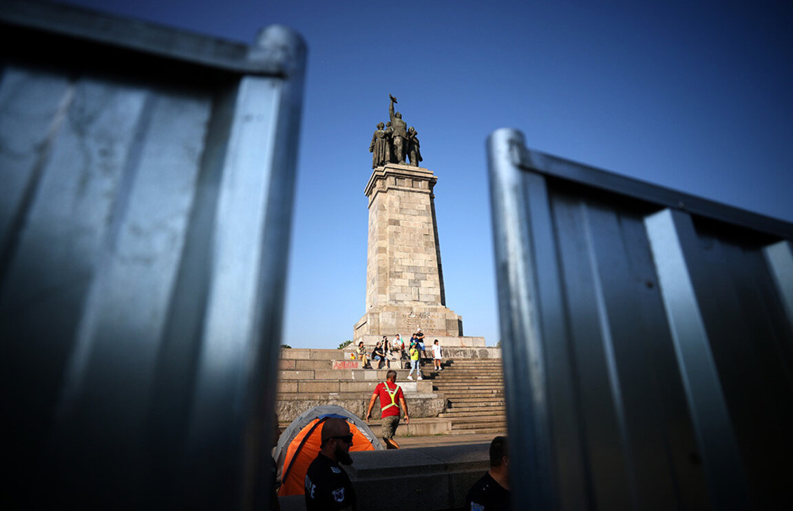 Denkmal der Sowjetarmee wird durch einen Zaun abgesichert