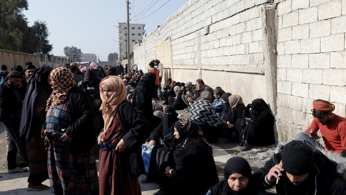 Роднини на задържани в затвор в Рака, Сирия, очакват новини за близките си, 25 януари 2026 г.