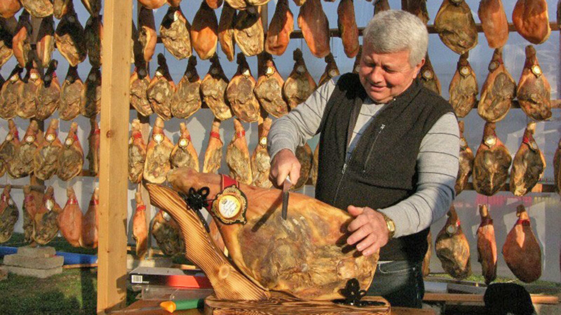 Eléna accueille la Fête du jambon sec