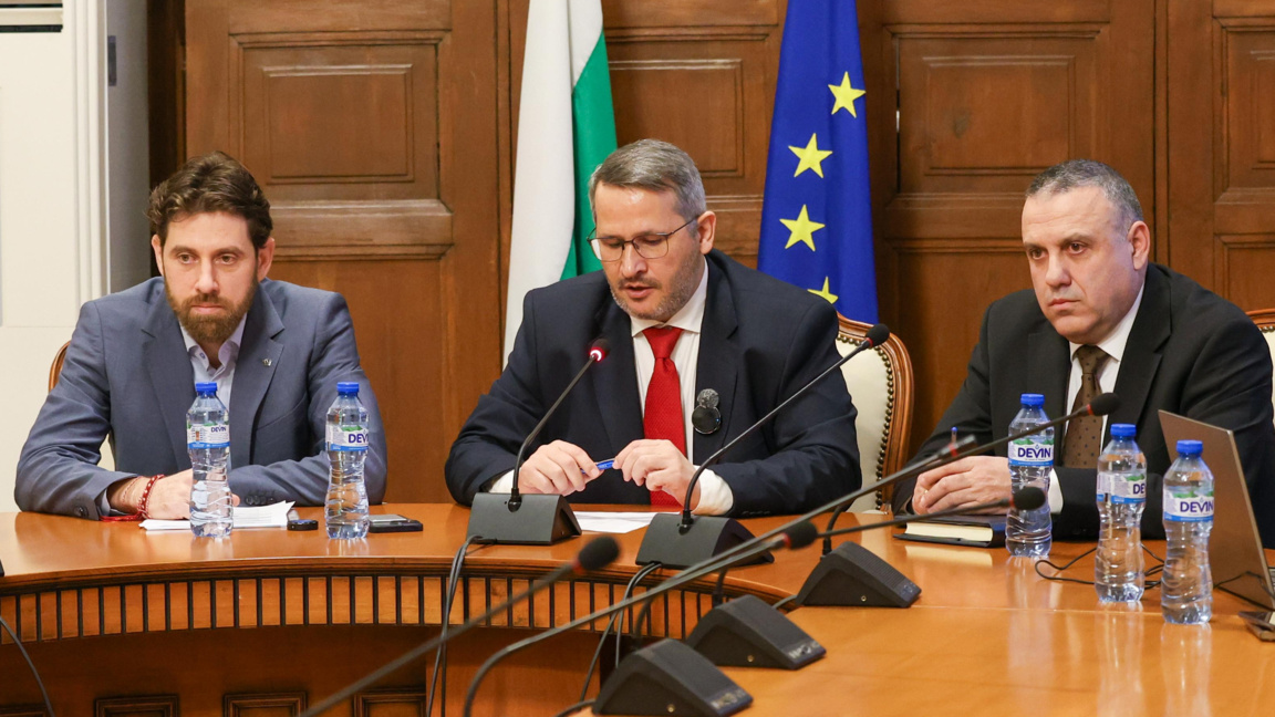 Служебният министър на земеделието и храните Иван Христанов (в средата), изпълнителният директор на Българската агенция по безопасност на храните Ангел Мавровски (вляво) и заместник-директорът на Главна дирекция "Национална полиция" (ГДНП) Венелин Младенов (вдясно)