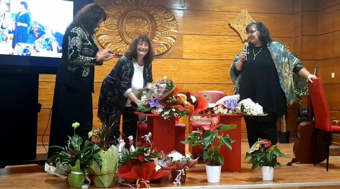 Неразделният 10 клас почете учителката си