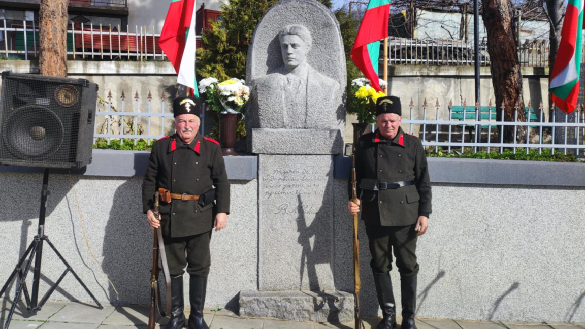 В Новоселяне сведоха глави пред паметника на Васил Левски
