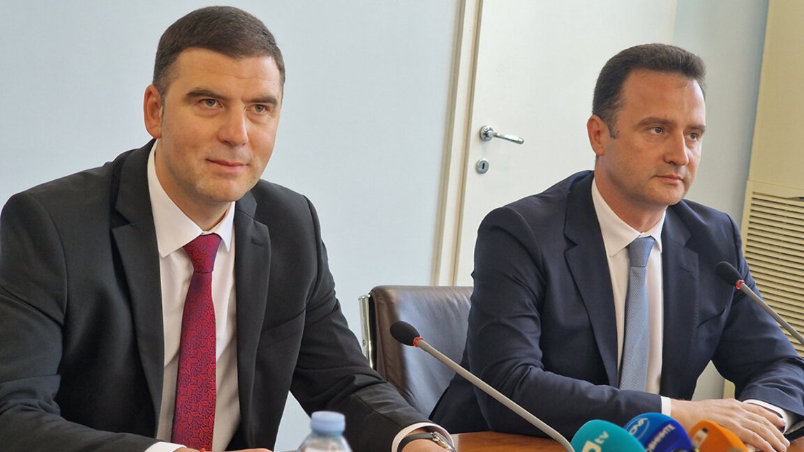 Diyan Dimitrov (izquierda), director ejecutivo de la Central Maritsa Iztok, y el ministro de Energía, Zhecho Stankov, 20 de junio 2025