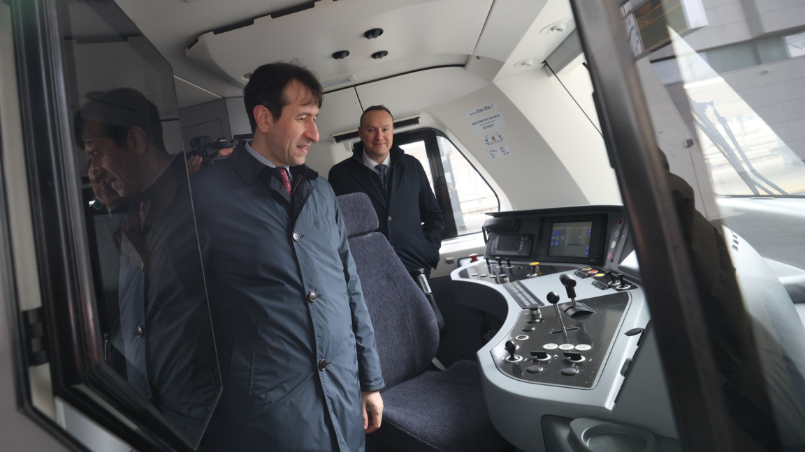 Служебният министър на транспорта Корман Исмаилов участва в представянето на новия влак.