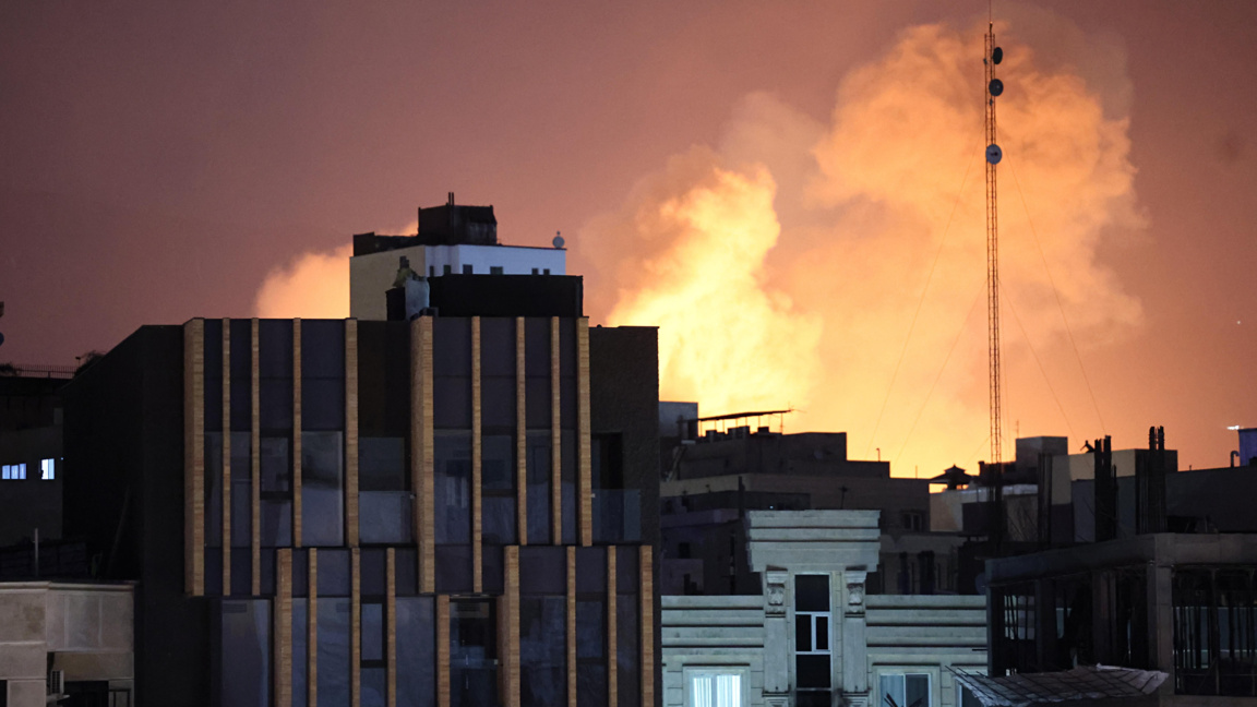 Дим и пламъци след експлозия на втория пореден ден от ударите по Техеран,1 март 2026 г.