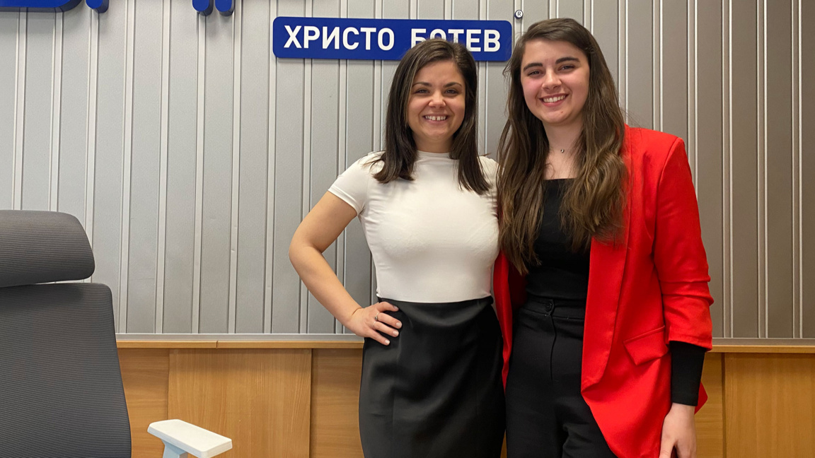 Теодора Церовска и Виктория Георгиева (вдясно)