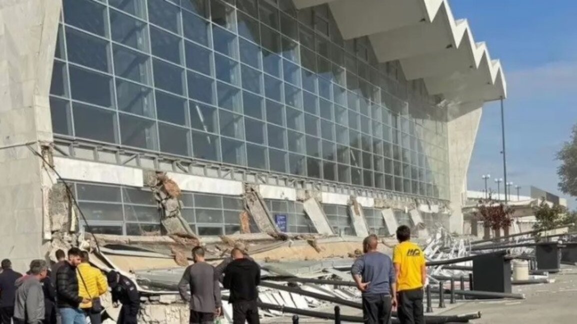 Осем загинали при срутването на козирка на гарата в сръбския град Нови Сад