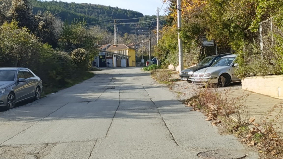 Затварят пътя за Лозево