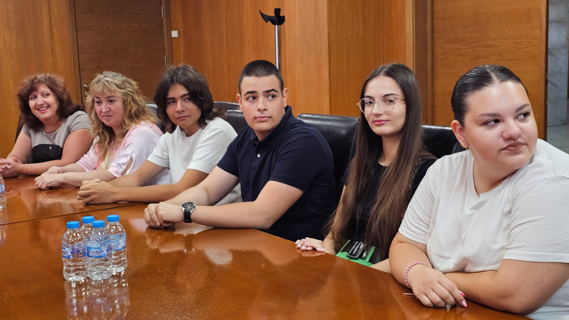 Наградиха ученици с пътуване до Китай