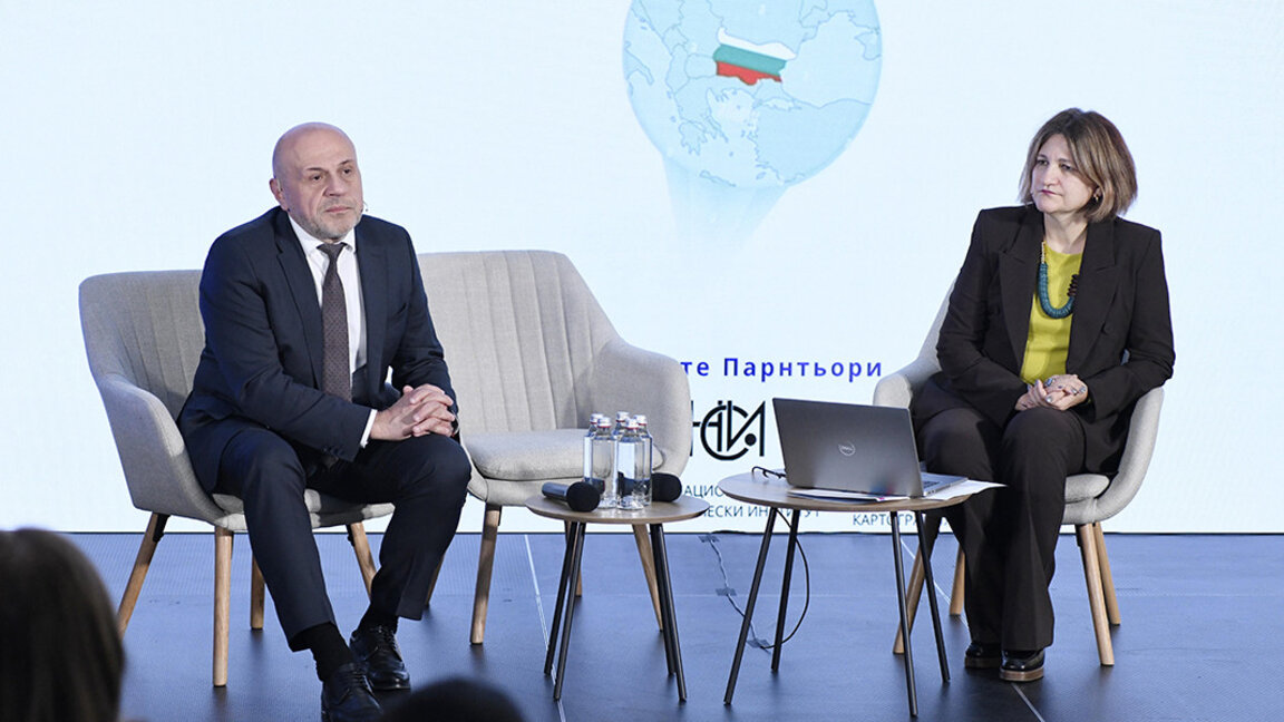 Тomislav Donçev dhe drejtoresha e Agjencisë së Investimeve Mila Nenova në prezantimin e hartës