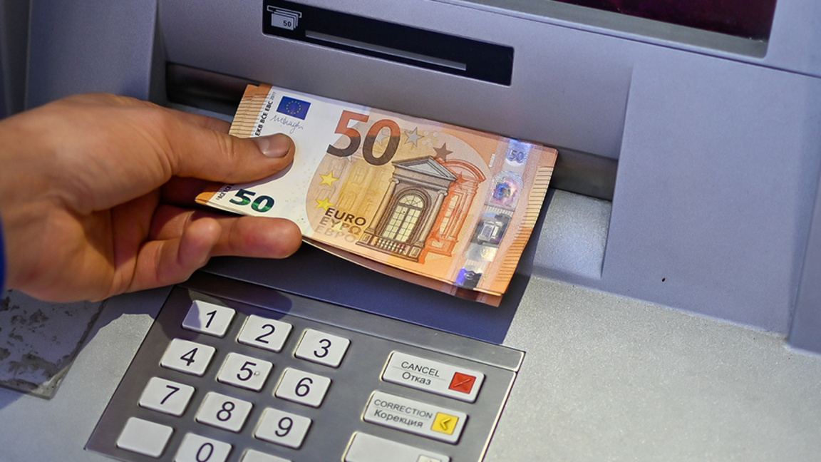 евро банкноти банкомат теглене