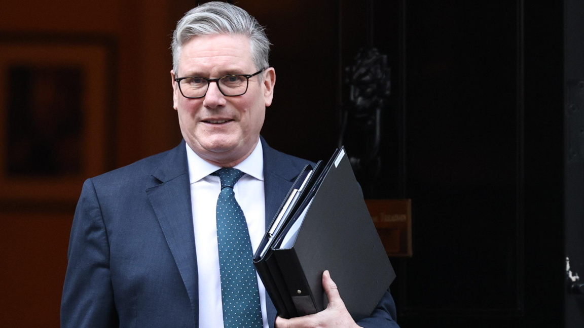 Британският премиер Киър Стармър напуска Даунинг стрийт, за да се отправи към парламента, където направи изявление относно текущата ситуация в Близкия изток и продължаващата съвместна американско-израелска военна операция, която започна с удари срещу Иран в ранните часове на 28 февруари -  2 март 2026 г.