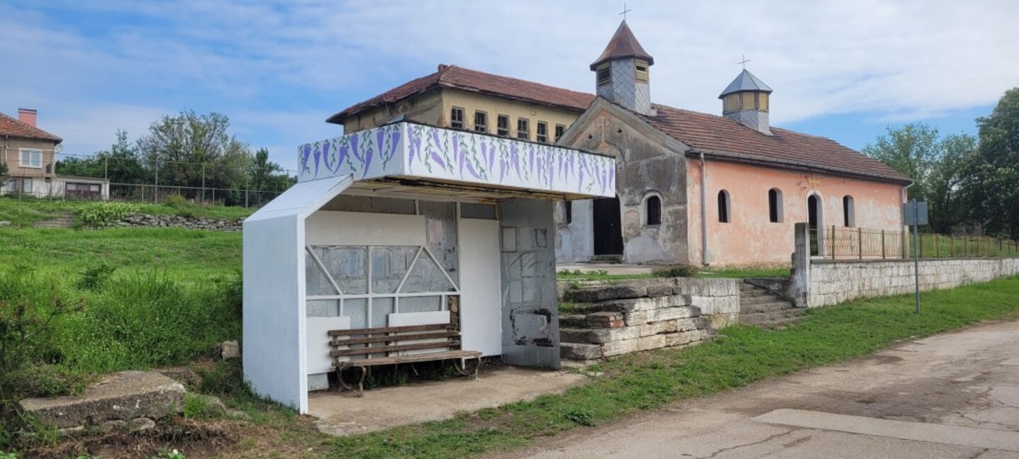 Когато общността твори - автобусната спирка в Каленик е с нов облик