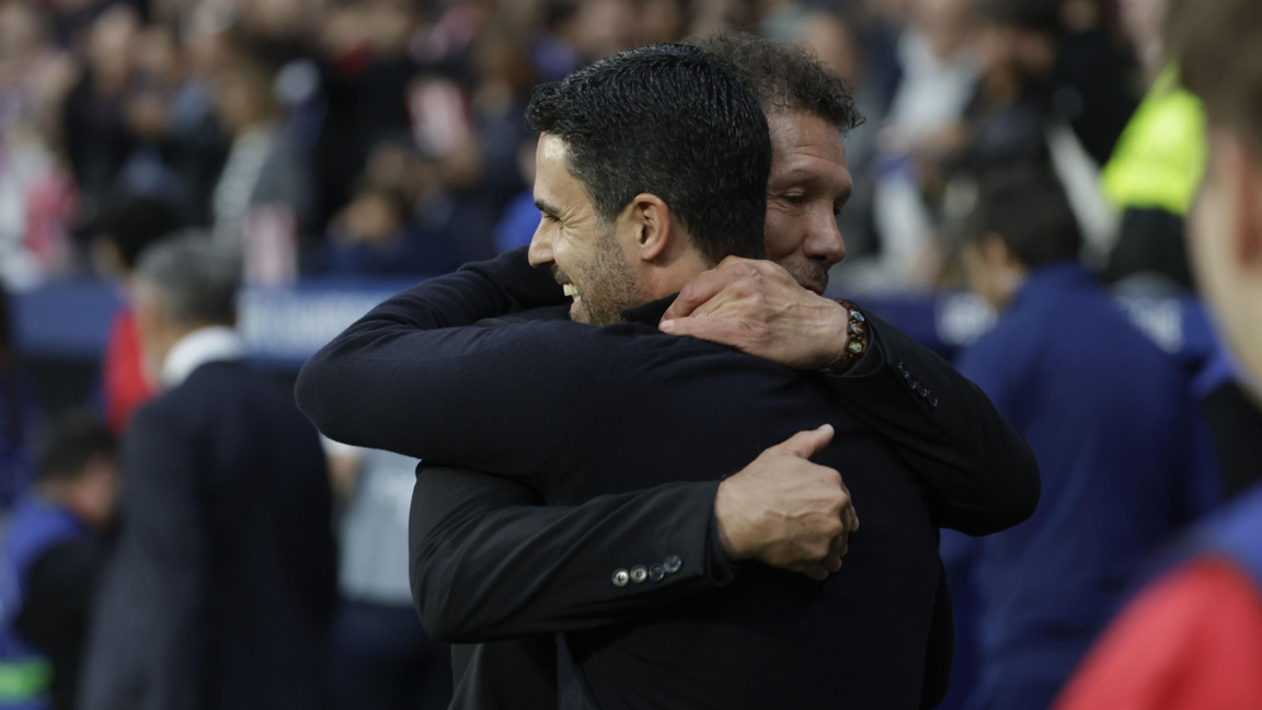 Прегръдка между Микел Артета (вдясно) и Диего Симеоне в Мадрид.