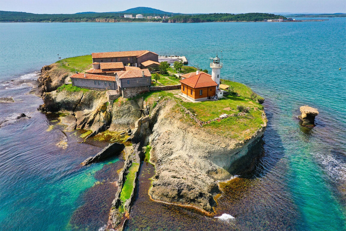 El cuadro de un alumno búlgaro de Londres embellece la isla de Santa Anastasia
