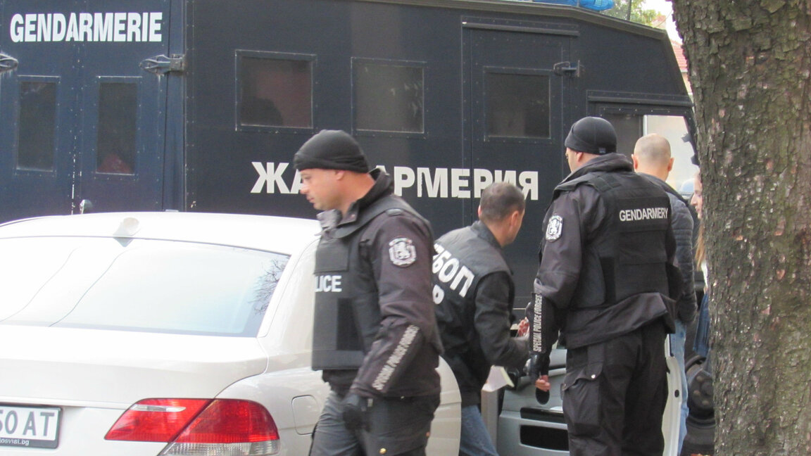 Police and gendarmerie start patrolling with long-barreled weapons