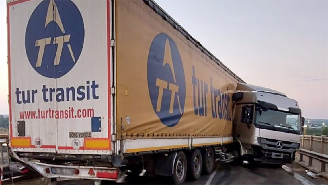 Un TIR blochează traficul pe podul de pe Dunăre de la Ruse-Giurgiu