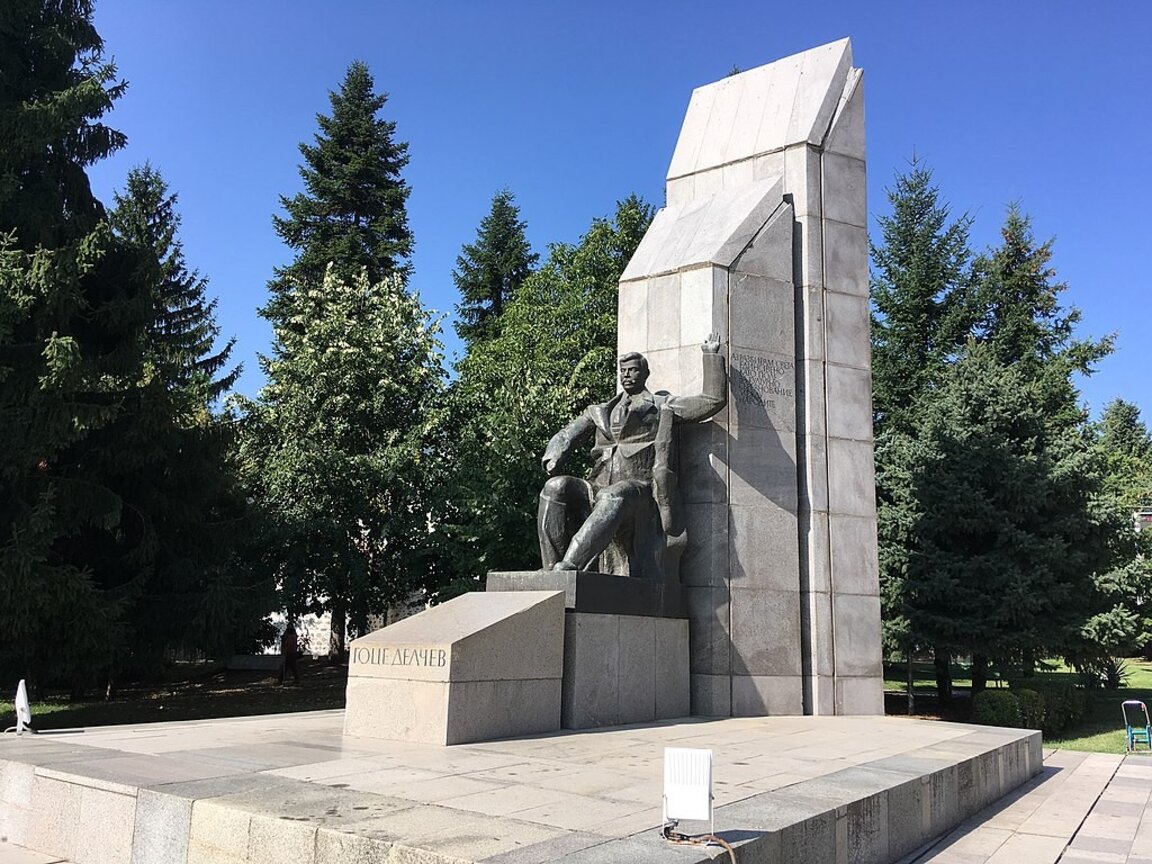 В Гоце Делчев почитат патрона си с цветя и концерт