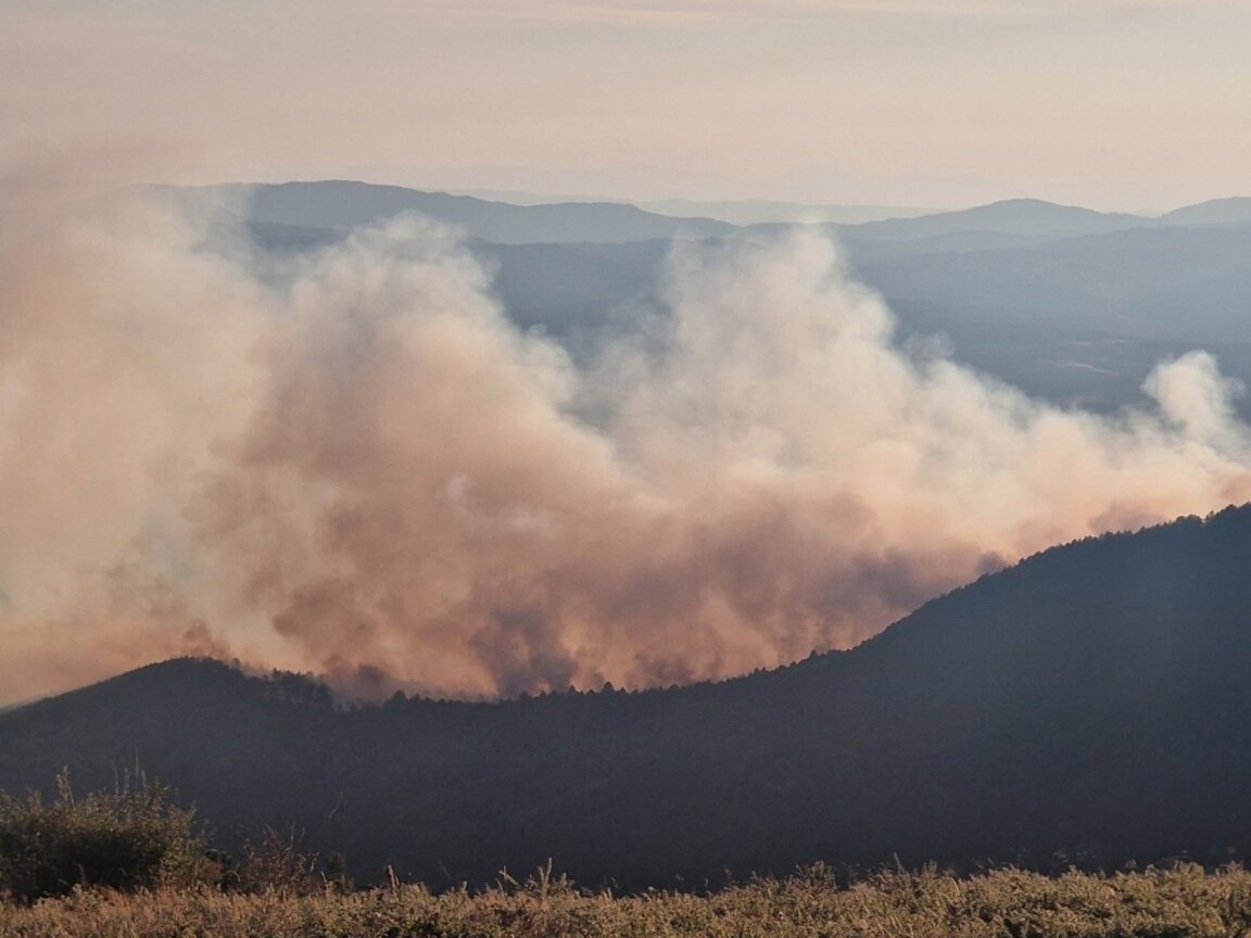 Пожарът в Северна Македония е на 3 км. от границата с България