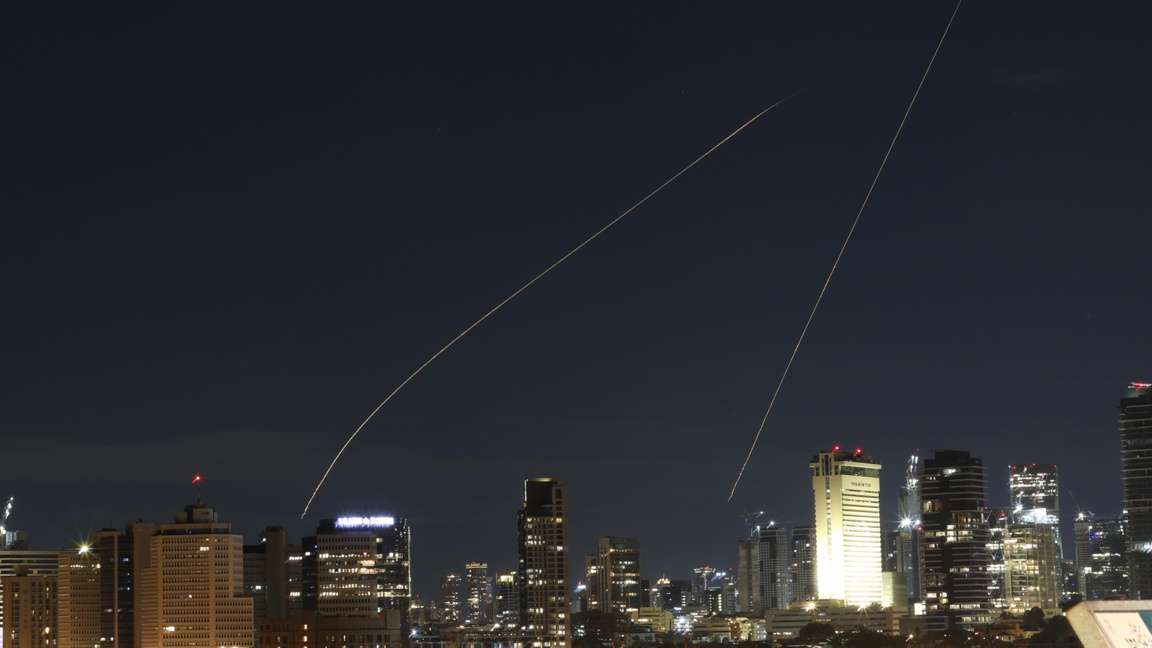 Израелският "Железен купол“ прехваща ракети над Тел Авив,1 март 2026 г.