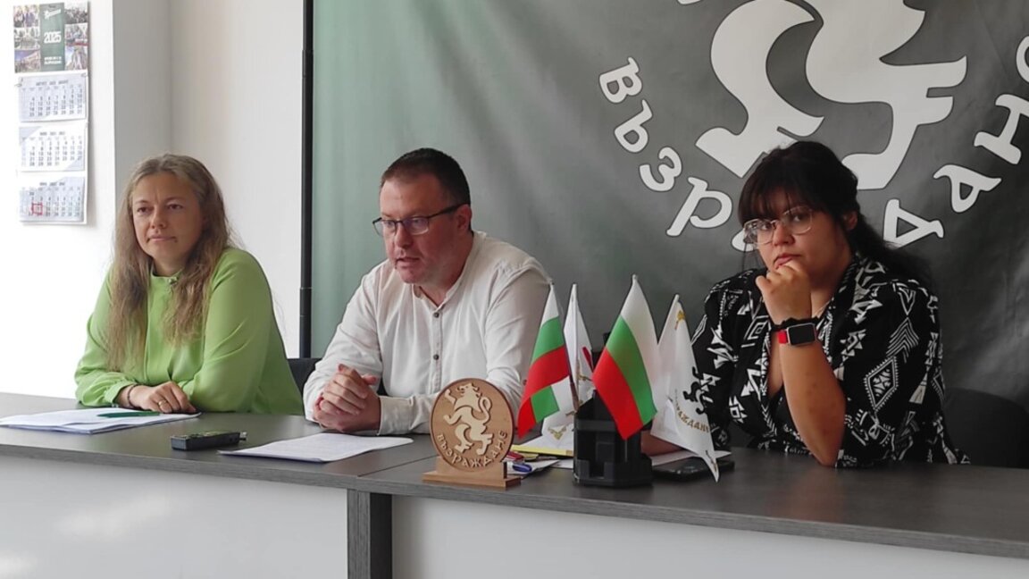 "Възраждане" Бургас: Администрацията не отговаря на питанията ни, М. Хаджиянев-има злоупотреба с право
