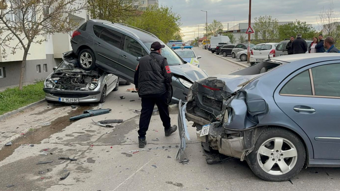 Автобус на градския транспорт удари 5 коли в Хасково