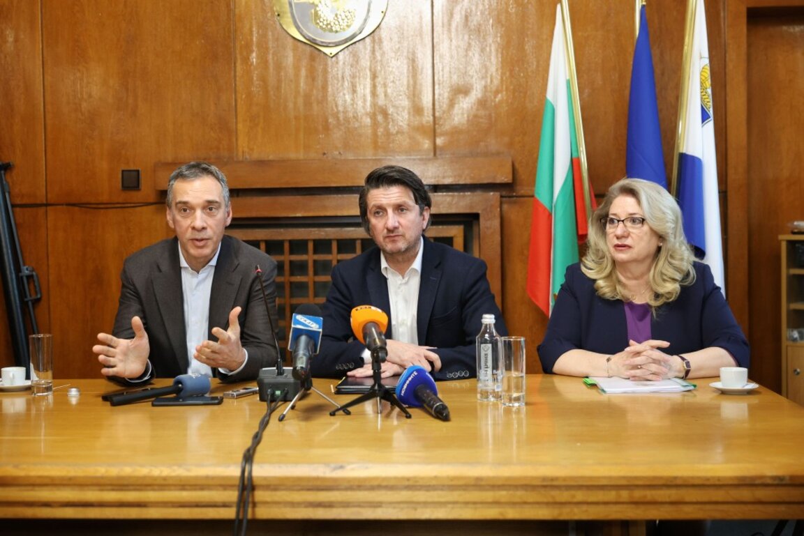 Кметът на Община Бургас Димитър Николов, министърът на туризма Мирослав Боршош и зам.-министърът на туризма Ирена Георгиева.