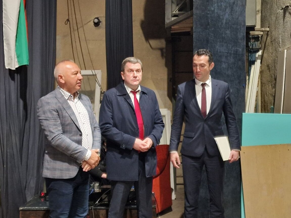 На сн. /отляво на дясно / Радослав Петров- кмет на град Батановци, кметът на Перник Станислав Владимиров и министърът на младежта и спорта Иван Пешев