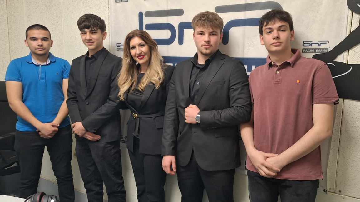 Част от екипа "Сентио" заедно със заместник-директора на Професионалната гимназия по компютърно моделиране и компютърни системи "Акад. Благовест Сендов" - Йорданка Николова
