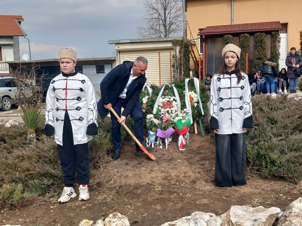 Кметът на общината Боян Минков направи първа копка на паметник.