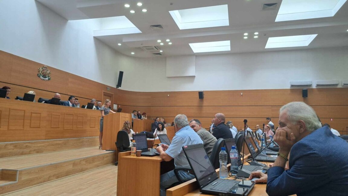 Съветници отправиха питания за мръсотията в "Столипиново" и сметищата