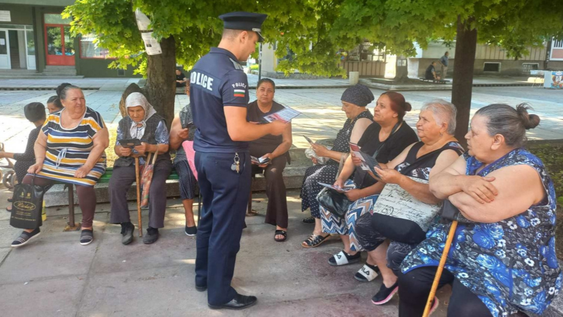 Polis, yaşlıları hırsızlara ve dolandırıcılara karşı uyardı
