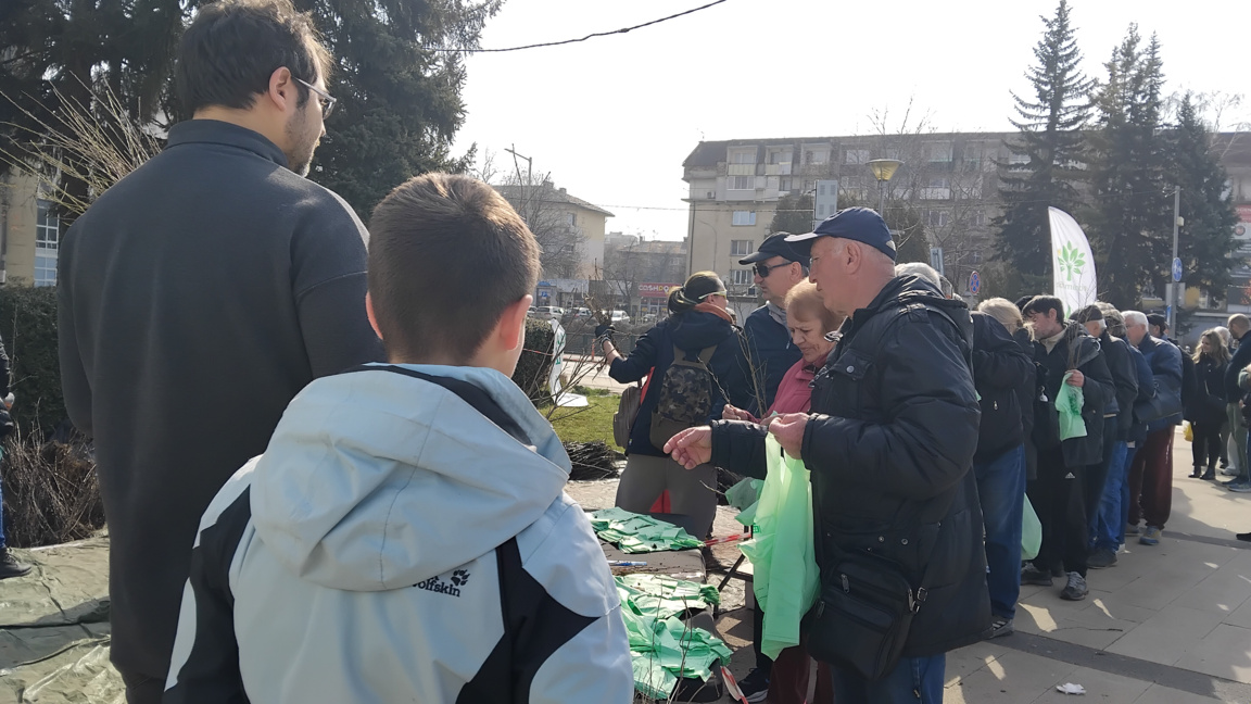 "Гората.бг" раздаде фиданки в Перник