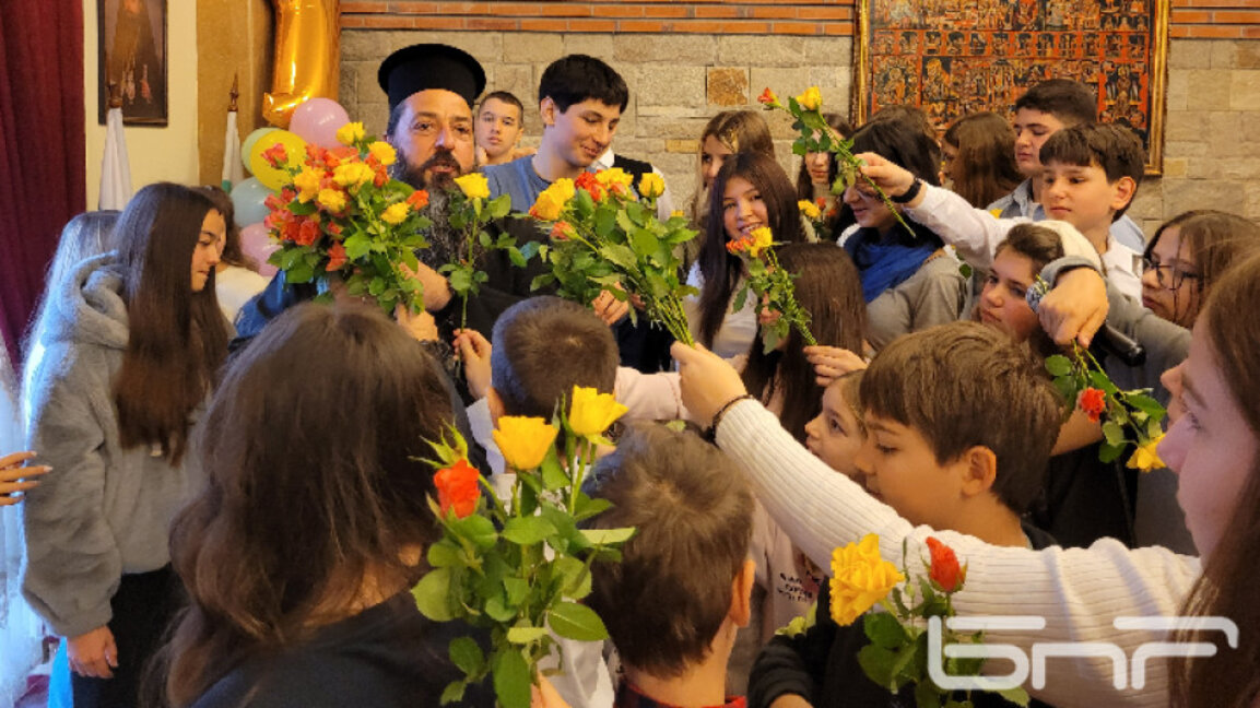 Снимката е архив от честването на 13-годишнината на Неделното училище