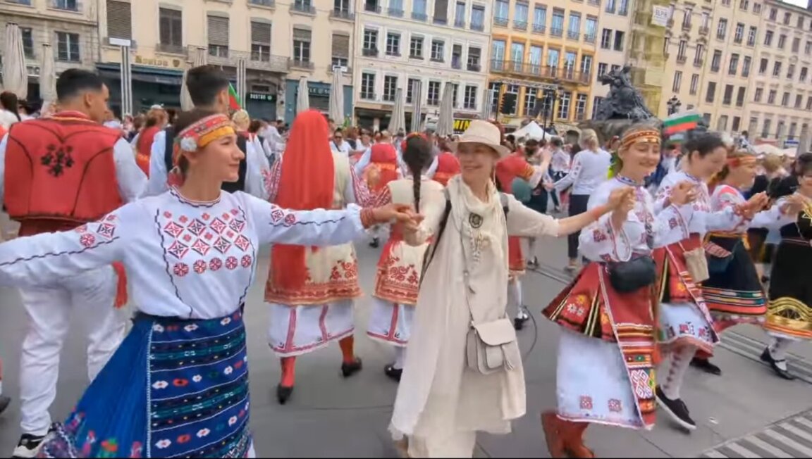 "Голямото хоро" се изви на площада пред кметството в Лион
