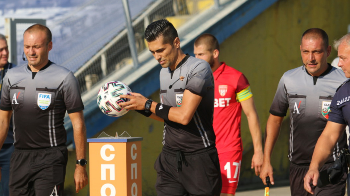 Георги Давидов (с топката) ще ръководи ЦСКА - Лудогорец.