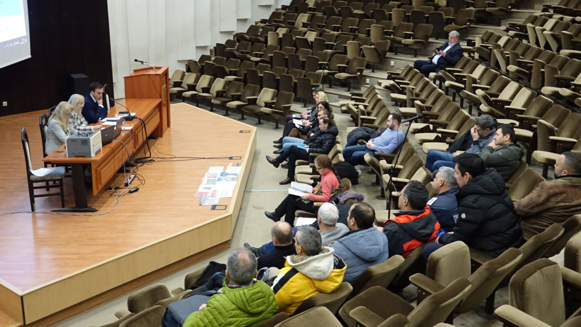 Заседанието на комисията в зала "Пленарна"