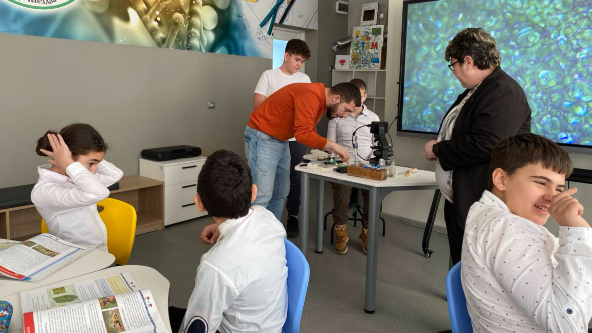 Четвъртокласници от Мездра изучаваха растения под микроскоп