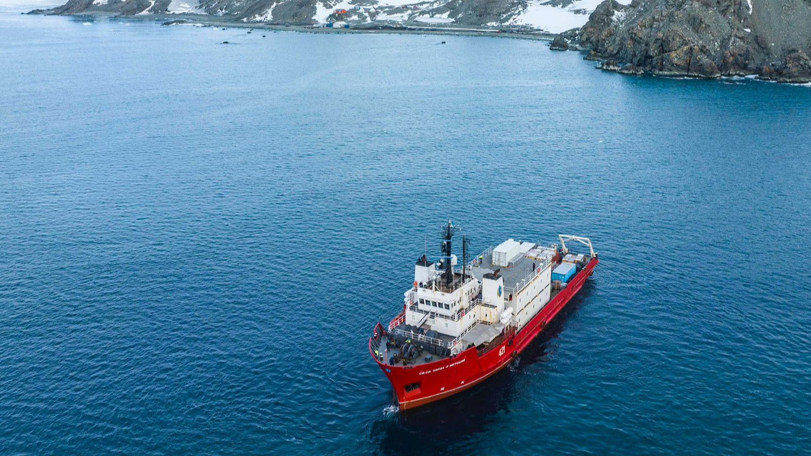 Un barco búlgaro suministra equipamento a una base española en la Antártida