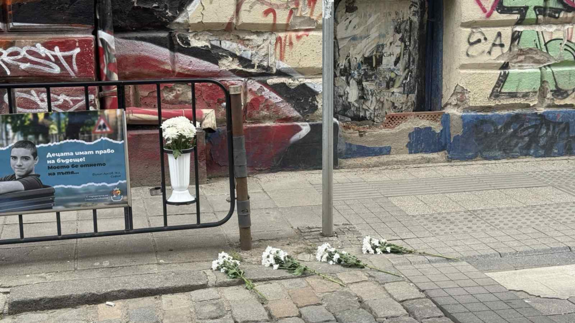 Цветя, поставени на пешеходната пътека, на която беше прегазено 14-годишното момче в София