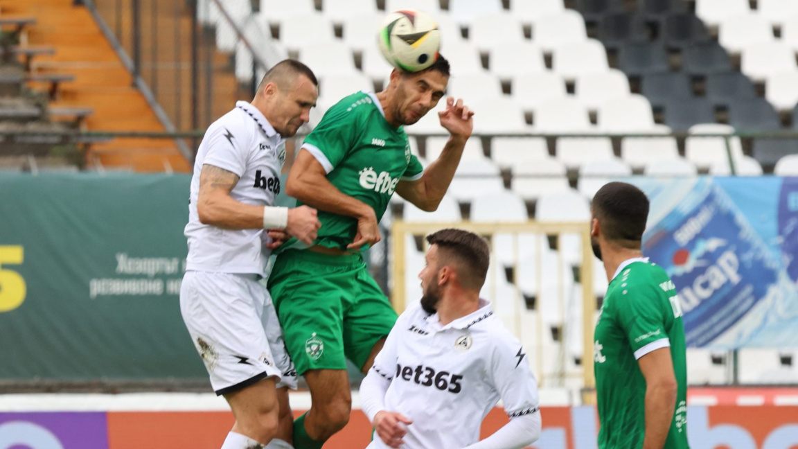 Лудогорец (в зелени екипи) приема Славия от 17:30 часа.