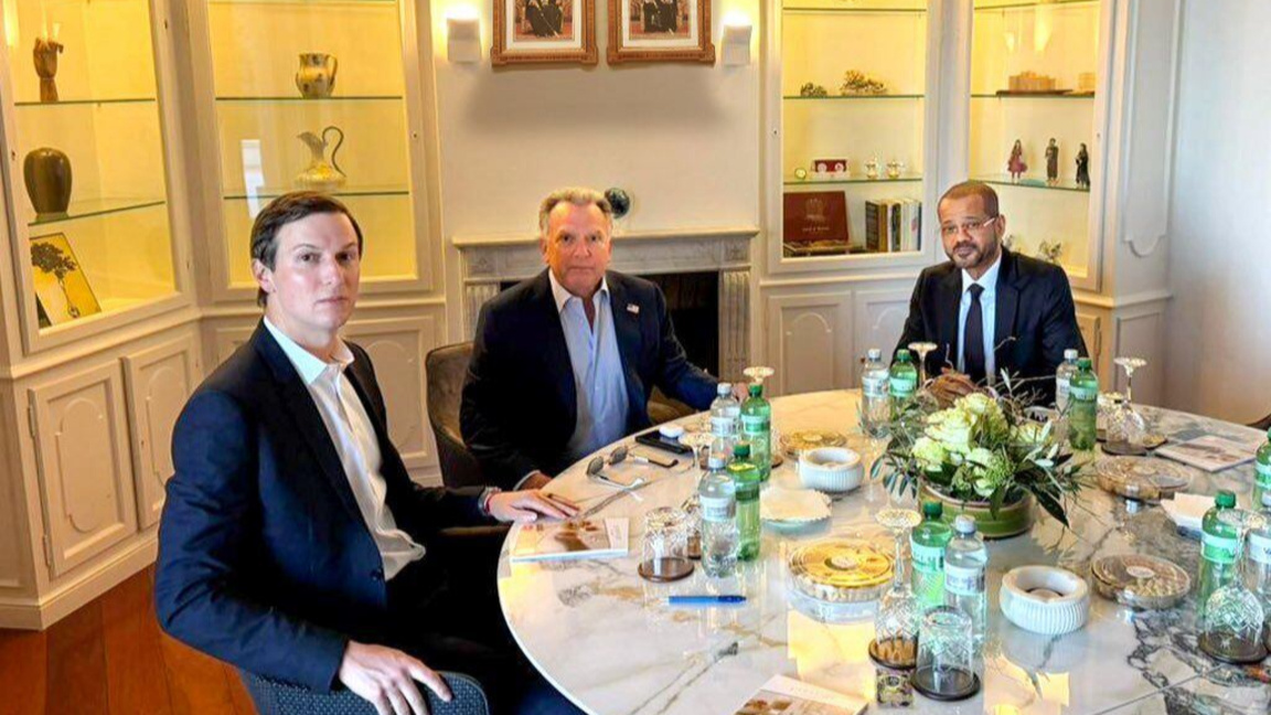 Министърът на външните работи на Оман Саид Бадър бин Хамад бин Хамуд Албусайди (вдясно) със зетя на американския президент Джаред Къшнър (вляво) и специалния пратеник на САЩ Стив Уиткоф (в центъра) по време на продължаващите преговори в Женева - 26 февруари 2026 г.