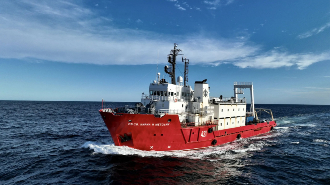 Research vessel conducts anti-piracy drill en route to Antarctica