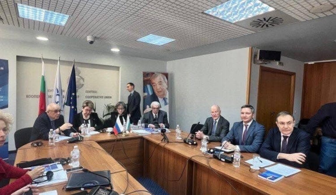 Borislav Guțanov (cel mai în dreaptă) în timpul conferinței organizate de Ambasada Rusiei