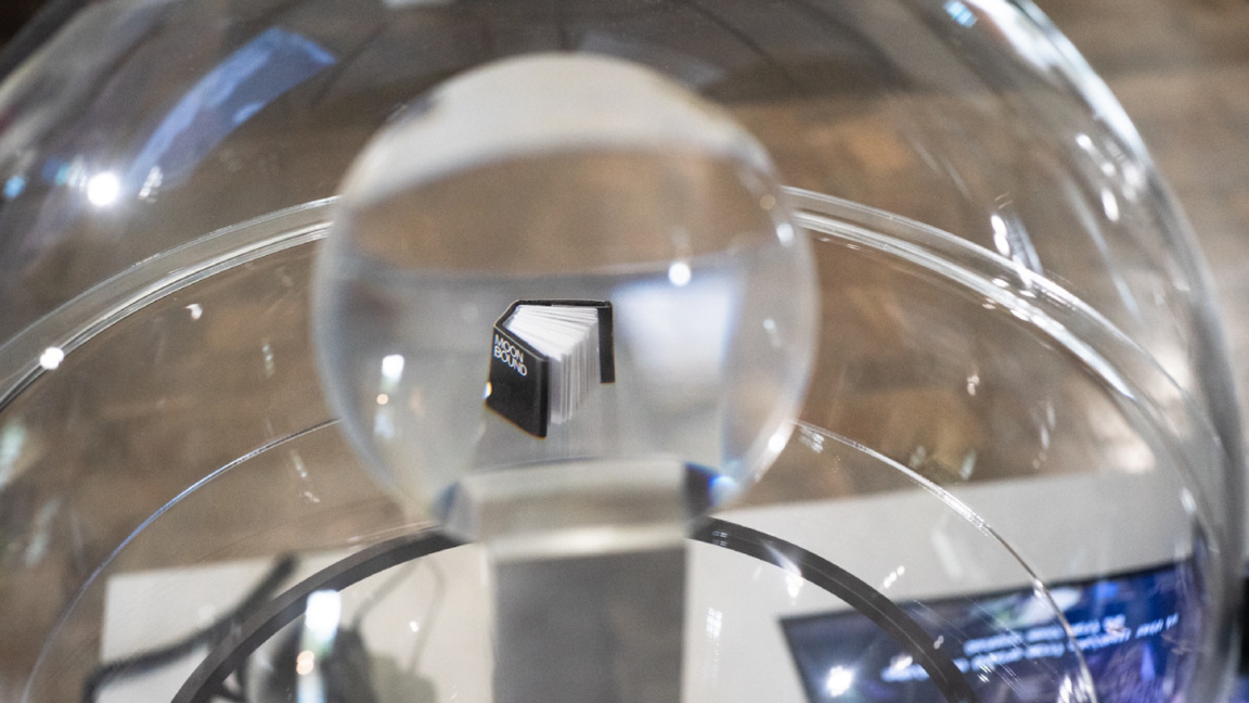 Изложба, побираща се в 1 куб. см, ще отпътува към Луната